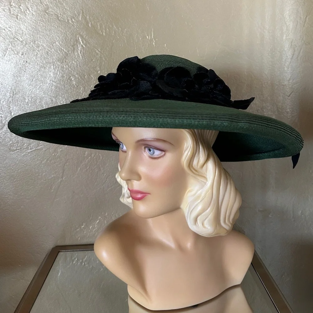 DASHING 1950s' GREEN STRAW WIDE BRIM HAT + BLACK FABRIC/VELOUR FLOWERS & BAND - Picture 2 of 14